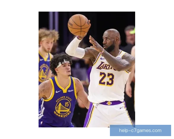 NBA季后赛激战正酣，湖人勇士强强对决，詹姆斯与库里再度迎来巅峰对决
