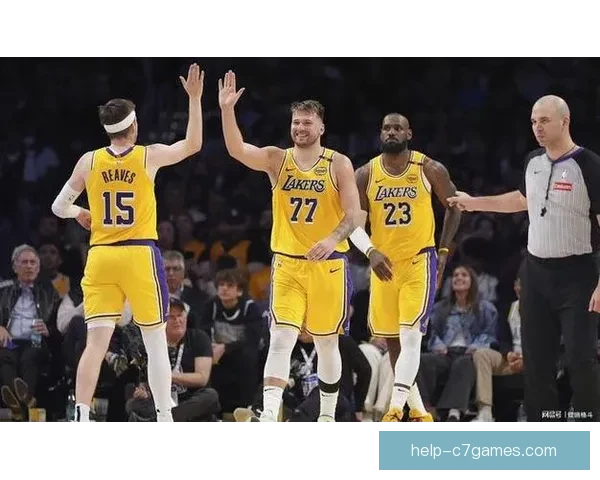 湖人队核心球星伤愈回归助力球队冲击季后赛新希望