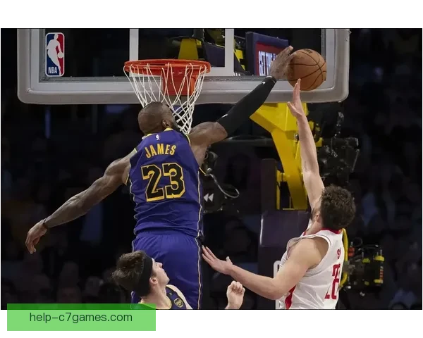 詹姆斯关键时刻发力助湖人逆转勇士夺得重要胜利